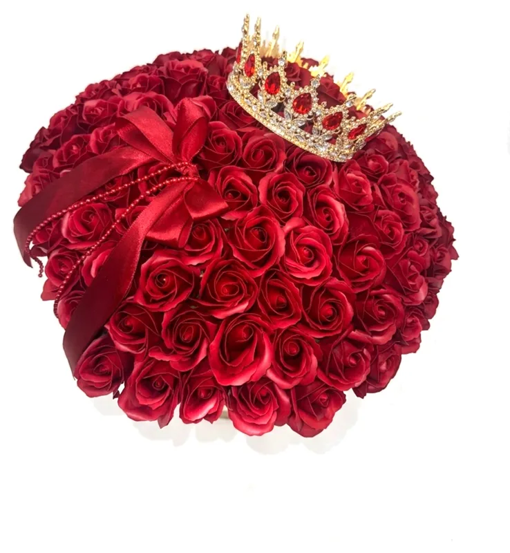 Buchet cu 101 trandafiri de săpun și coroniță cu cristale