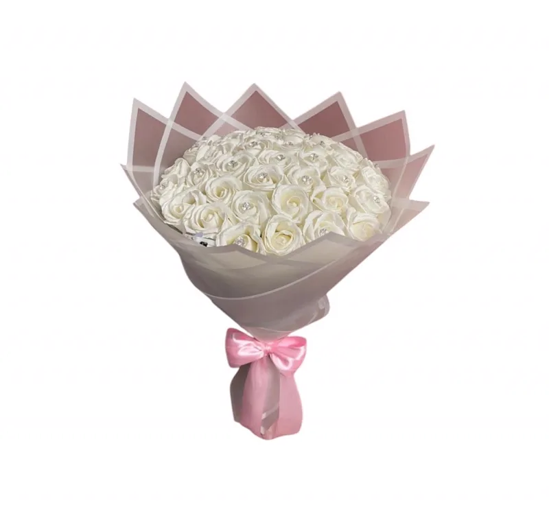 Buchet cu 37 de trandafiri albi de săpun, cu cristale