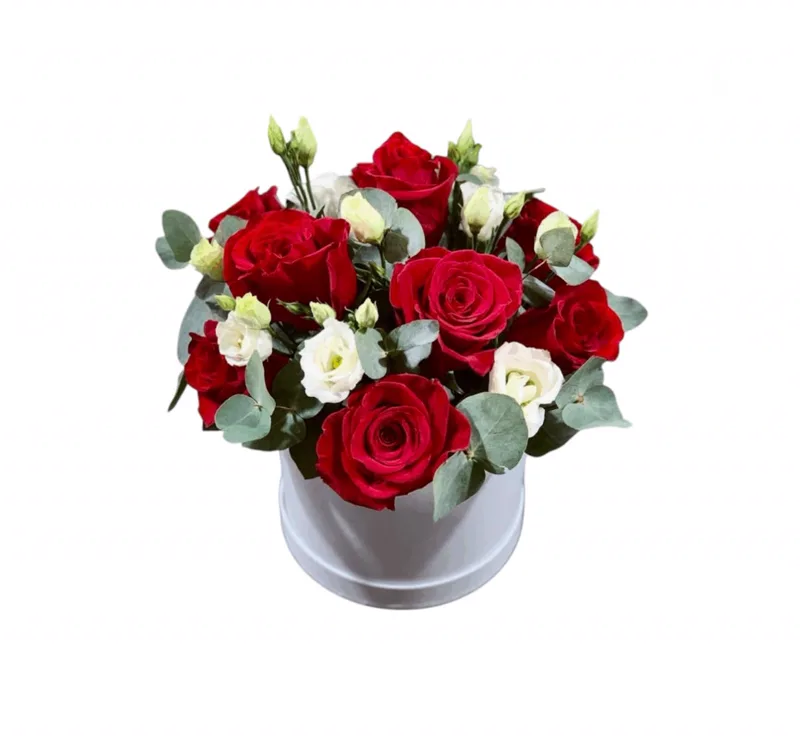 Aranjament cu trandafiri, lisianthus și eucalipt în cutie